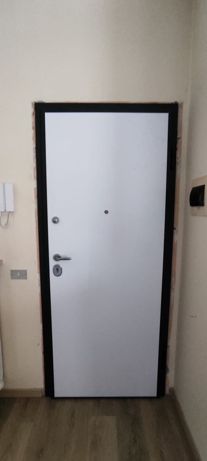 Posa porta Blindata classe 3 di Sicurezza, con pannello esterno Noce, interno Bianco